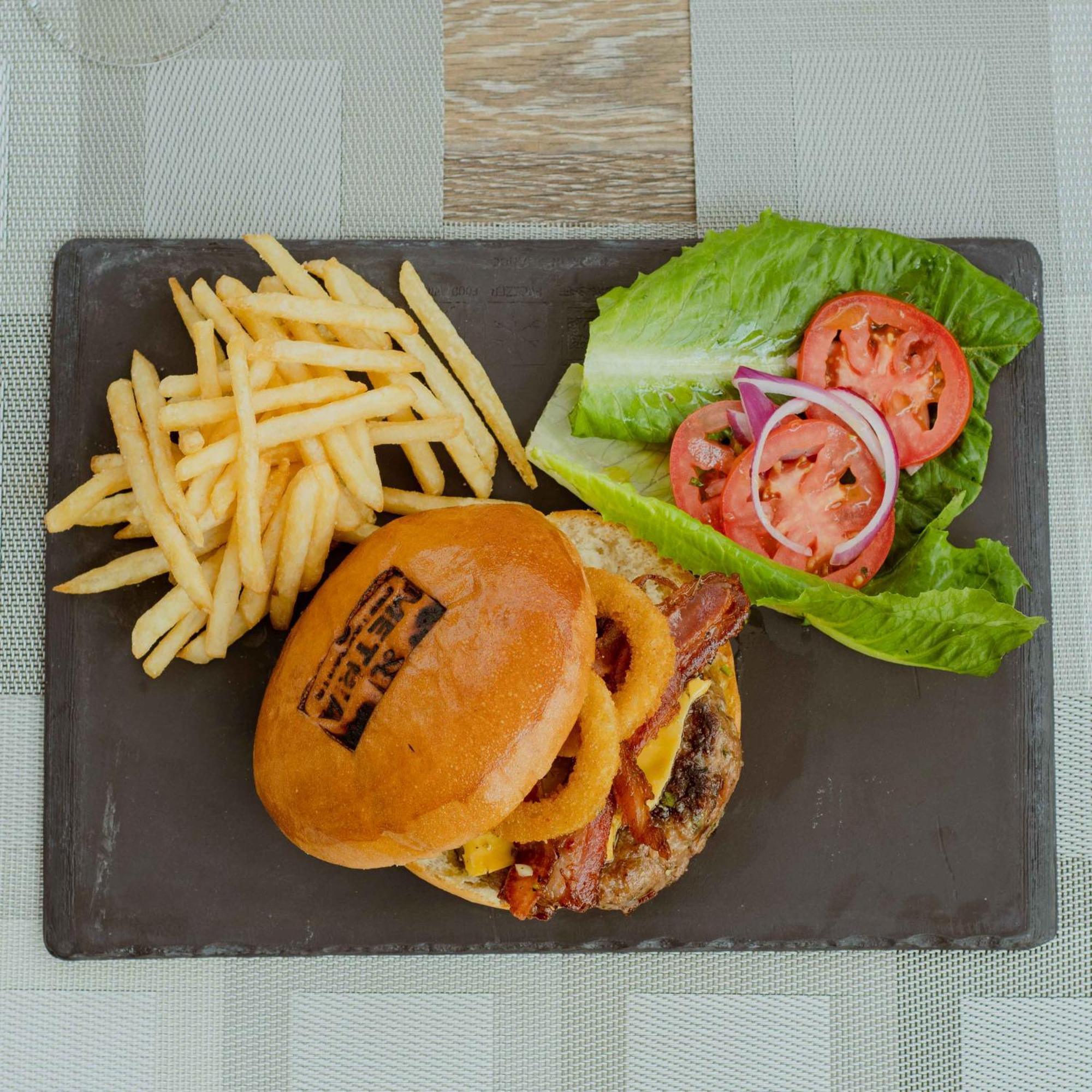 Metria Hotel Леон Экстерьер фото A cheeseburger with fries