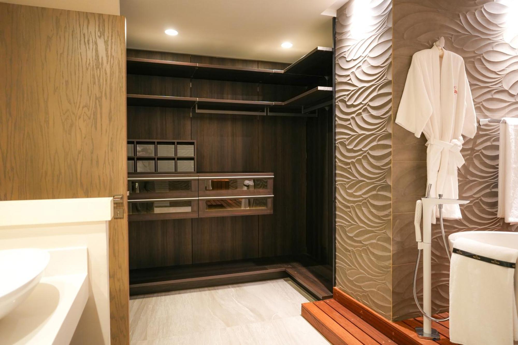 Metria Hotel Леон Экстерьер фото A shower enclosure